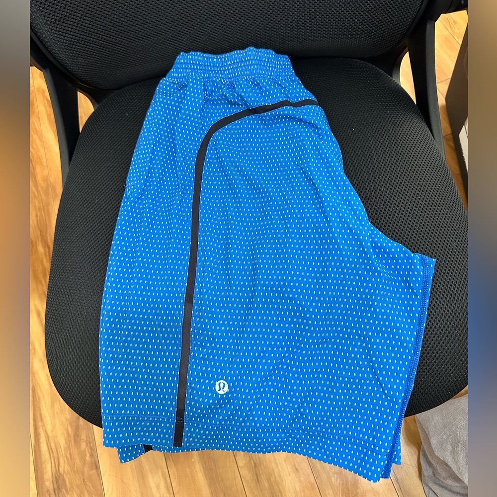 Men’s medium shorts with liners